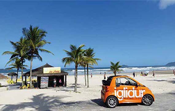進行環球之旅的iglidur smart小車在巴西海灘上