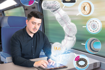 一個客人在火車上使用平板電腦遙控機械手臂