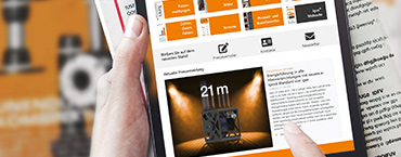 拿著平板電腦和雜誌的手