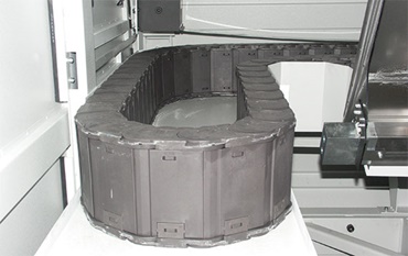 工程塑膠拖管是由 "igumid HT" 的料製作而成，能耐高達 850°C 碎屑的拖鏈，再也不會出現燃燒的痕跡。