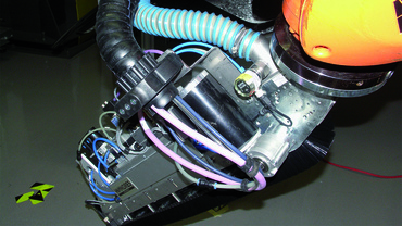 搭載匯流排電纜的多軸機械手臂