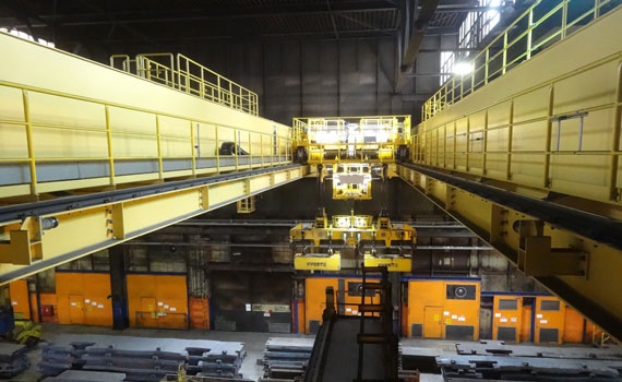 Thyssen Krupp 熱軋廠使用供能系統的鋼板移載機具。