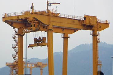 帶有 igus® 拖鏈和 chainflex® 耐彎曲電線電纜的 RMG 起重機