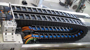 進行負載測試中的易格斯耐彎曲電纜