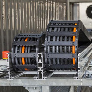 進行負載測試中的易格斯耐彎曲電纜