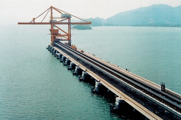 採用igus®橋式起重機專用的長行程拖鏈