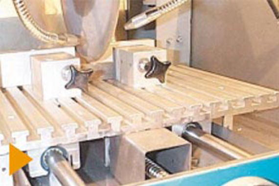 drylin® R 直線滑動軸承鋁軸，用於在切斷研磨機中進行精確的直線導向