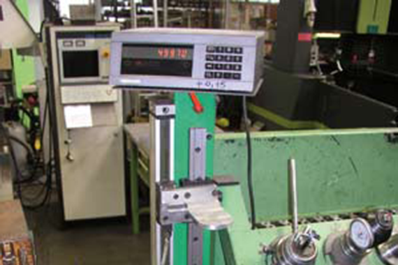 drylin® T 直線滑動軸承導軌，帶工具測量系統