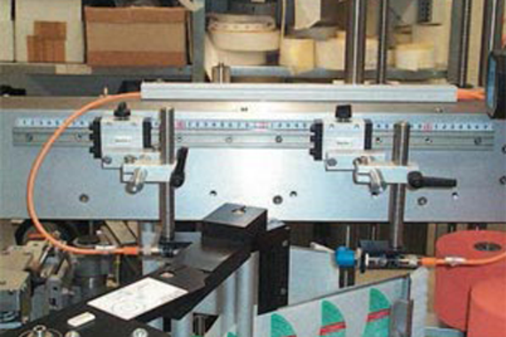 包裝機標籤進給系統中的 drylin® T 直線滑動軸承導軌