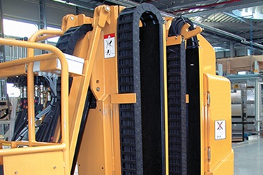 狹小空間內的 Grove Manlift 和拖鏈