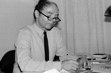 1964年，Günter Blase在igus辦公室裡辦公