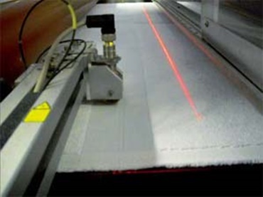 帶 iglidur 乾式軸承的摺邊識別傳感器