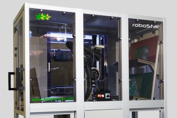 用於印刷電路板的 RoboStar 測試裝置帶有 robolink® 機械手臂。
