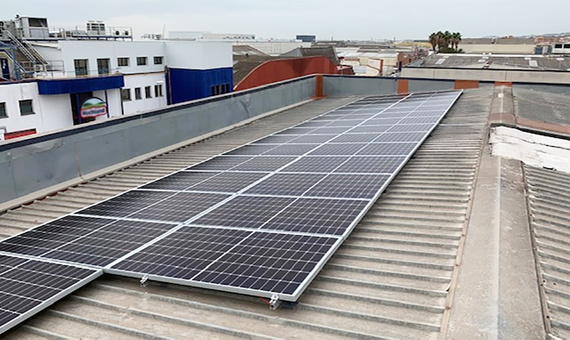 易格斯西班牙辦公室屋頂上的太陽能電池板