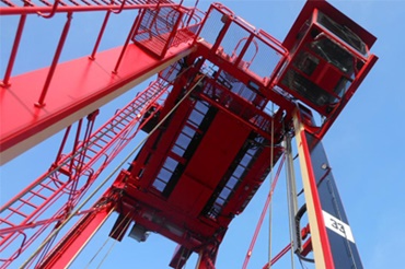 帶有 igus® 拖鏈和 chainflex® 耐彎曲電線電纜的跨載機