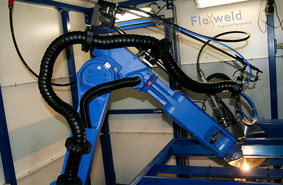 使用triflex R的Flexweld雷射焊接機器人